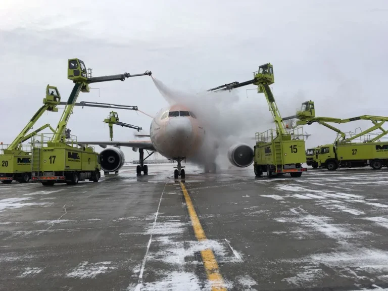 Airplanes Get Washed How Do You Wash An Airplane