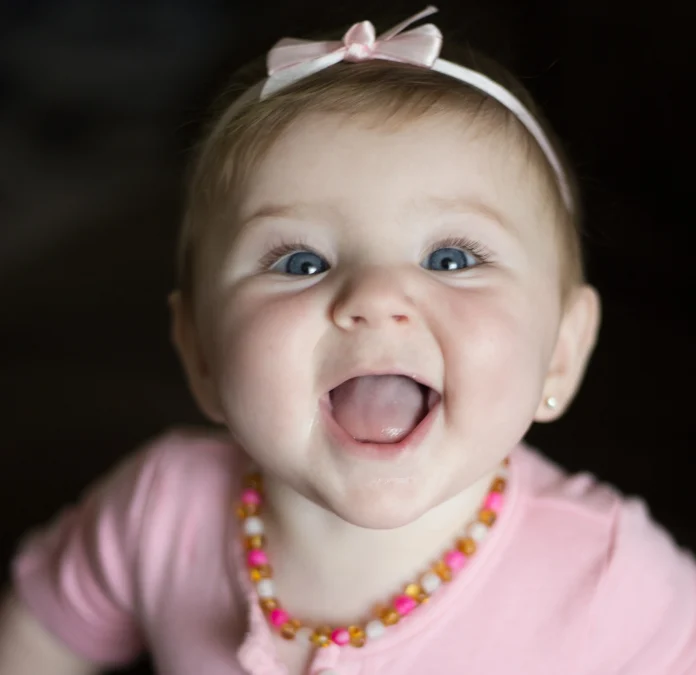 How does a teething necklace work?